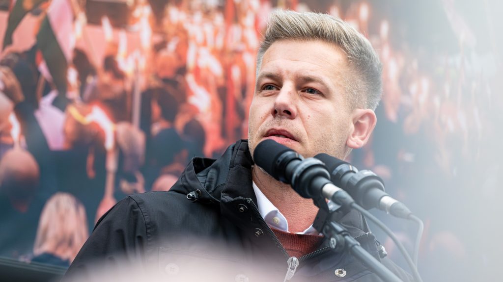 A látványosan ingerült Magyar Péter arról beszélt, hogy 2026 Magyarországán fagyási sérülésekkel visznek be gyerekeket a kórházba