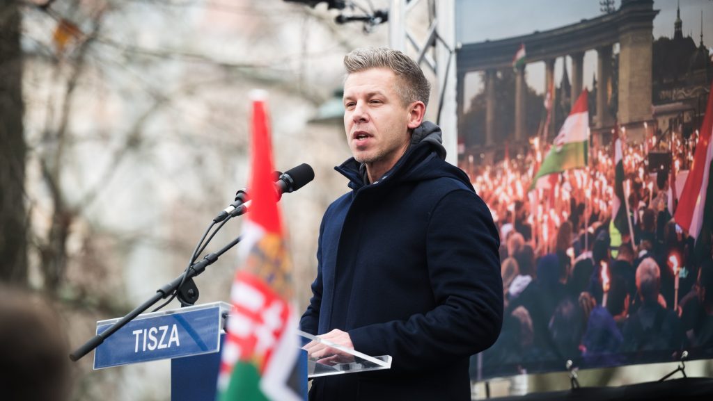 Magyar Péter: Baltával támadtak a Tisza önkénteseire egy debreceni lakótelepen