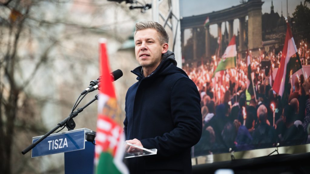 Letiltották a magyar hatóságok az oldalt, amely szerint Magyar Péter és a Tisza Párt nyerné a választást