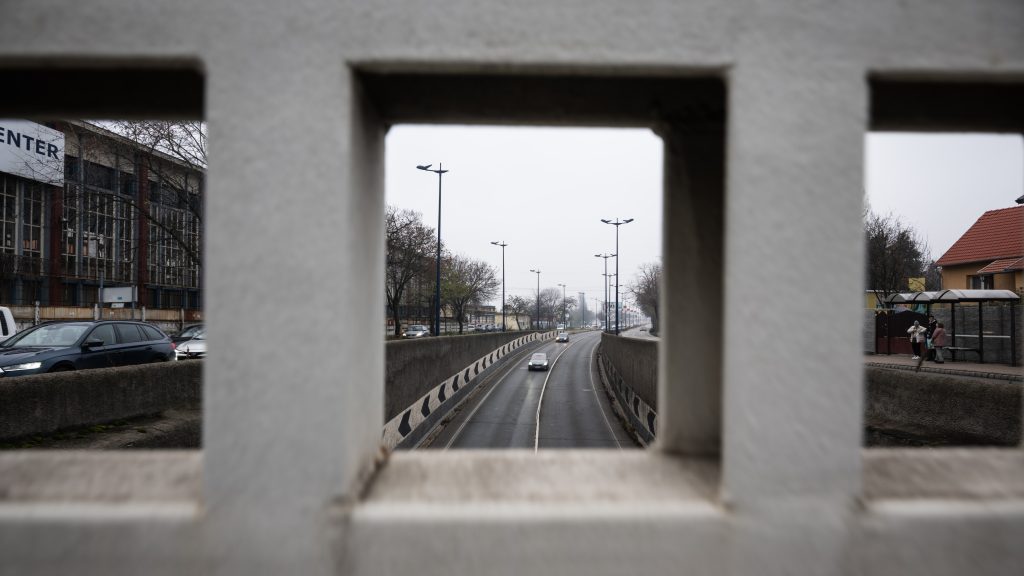 „Leszarják azokat az embereket, akik itt élték le az életüket!” – új otthont kell keresniük, mert a reptérre vezető gyorsforgalmi út felújítása miatt elbontják a házukat