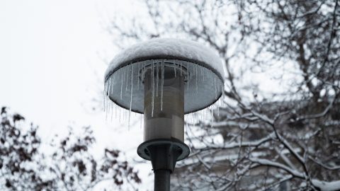 jégcsapok egy utcai lámpán