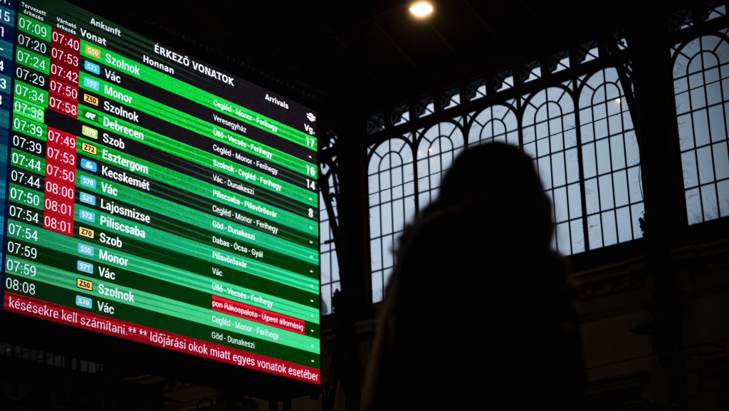 Több mint 700 milliót fizetettek tavaly az utasoknak a 20 percet meghaladó késésekért