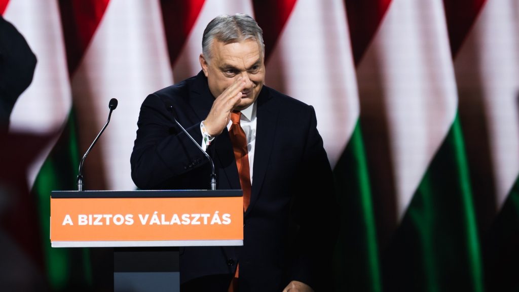 Hadházy: Svájc egyik legdrágább luxusszállodájában szállt meg Orbán