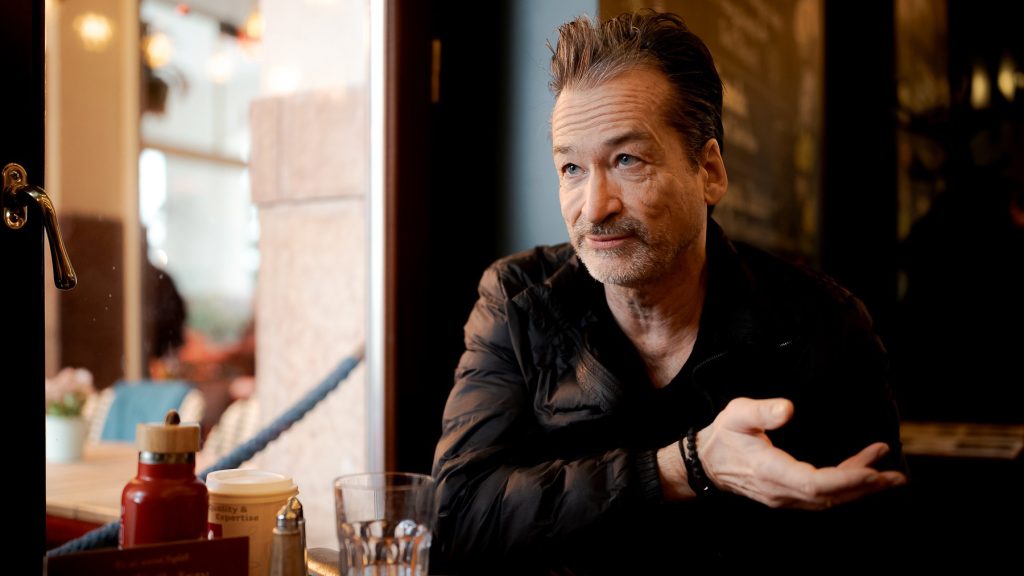 Rituális tábortűz kellett az elengedéshez – hogyan dolgozzuk fel a csúnya szakításokat az online terek dzsungelében?