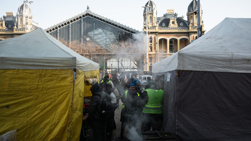 Az extrém fagyban felállított melegedősátorban nem az okozza a nehézséget, amire az önkéntesek számítottak