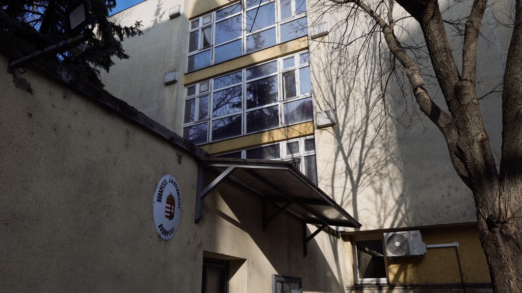 Szőlő utca: Az elszállított fiatalokat hosszú és költséges utazás árán látogathatják a hozzátartozóik