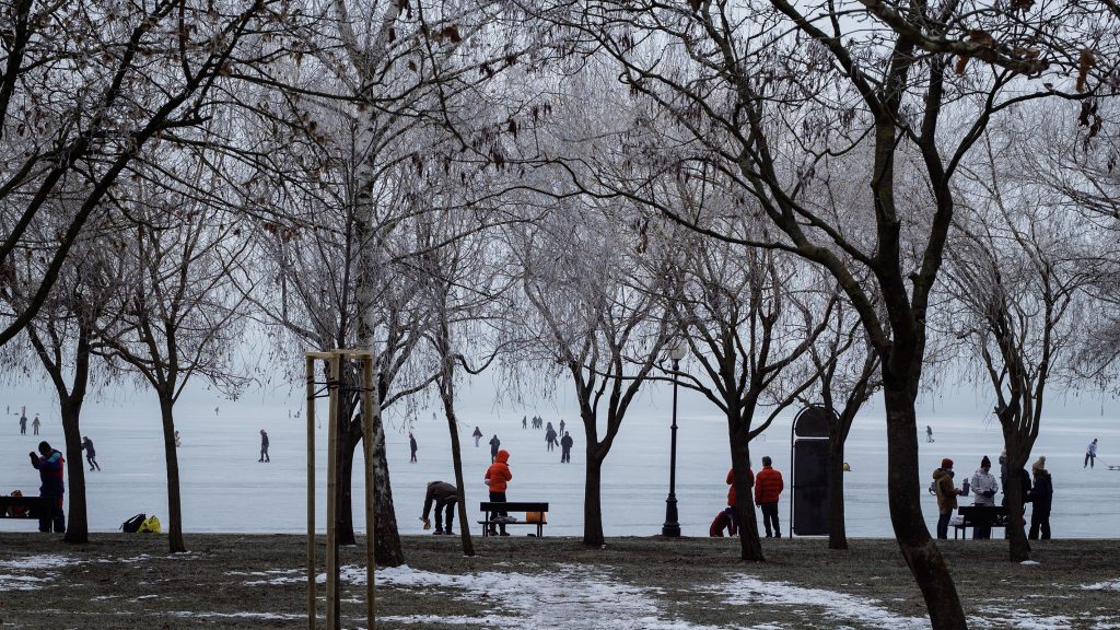 Így lepték el az emberek a befagyott Balatont