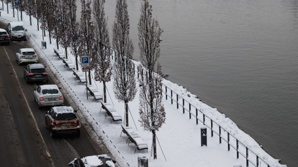 Rejtélyes sétálót fotóztak a Dunán, aki aztán eltűnt a jégről