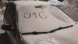 O1G-t rajzoltak a családi kocsi havas szélvédőjére, a fideszes egyből feljelentést tesz