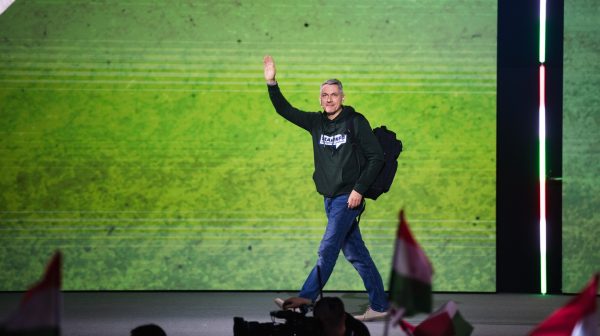 Az MSZP elnöke tegezve dicsérte fel Lázár Jánost, meg is ajándékozták egymást, a miniszter pedig megkövette magát