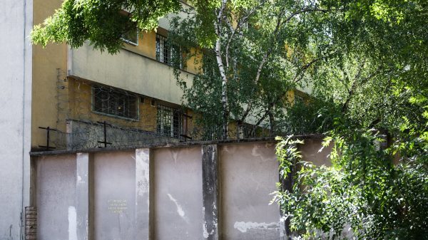 Egy Szőlő utcai nevelő kamera elé ült, és mesélt a gyerekverő igazgató módszereiről