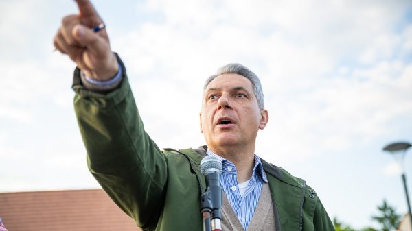 „Hogy gondolta ezt? Hogy a cigányokat így meg lehet alázni Magyarországon?” – Balhé, piros lap és kiabálás Lázár János fórumán