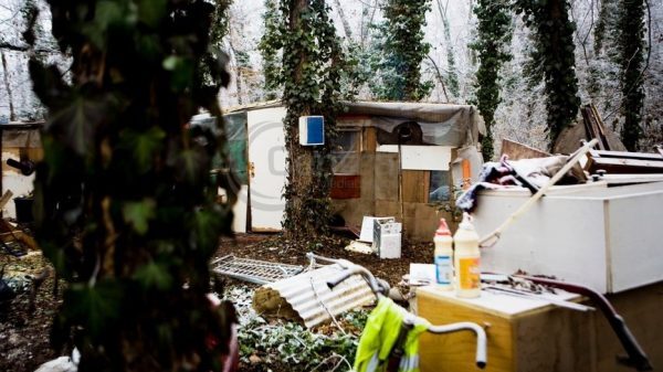 Karácsony óta fagyoskodott három gyerek egy romos házban Kőbányán, víz és áram nélkül szenvedtek