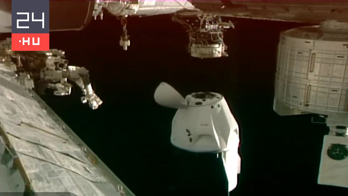 Videón, amint evakuálják a Nemzetközi Űrállomás asztronautáit