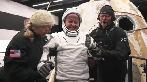 A Crew-11 űrhajósa, amint kisegítik az űrhajóból.