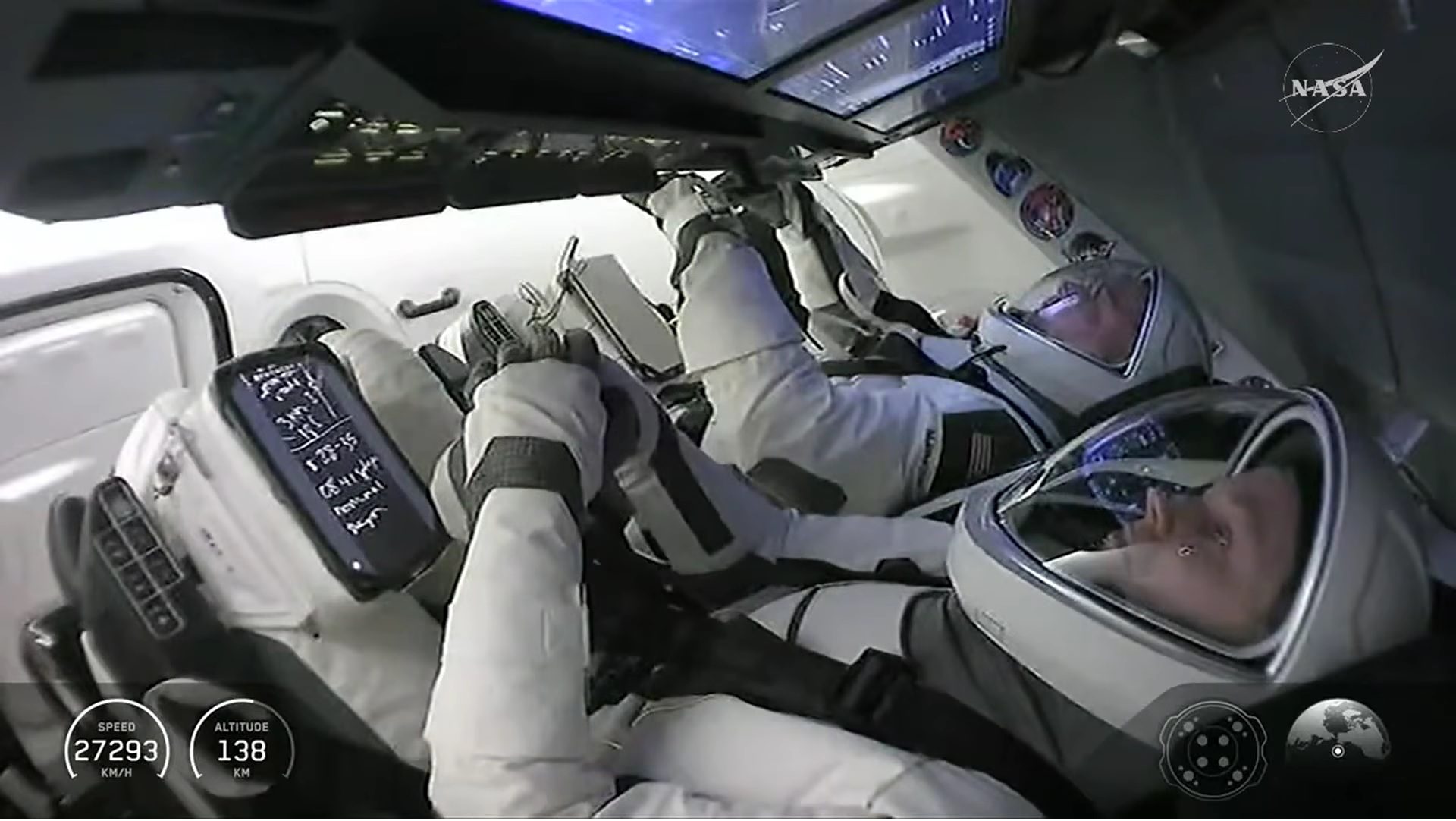 A Crew-11 legénysége a Föld felé tartó űrhajóban.