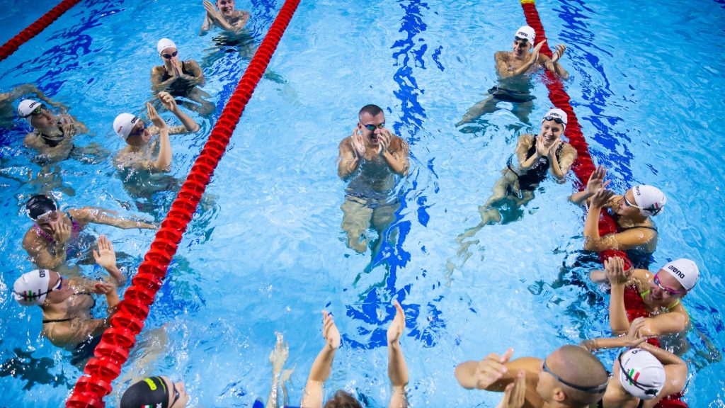 Cseh László úszótársai körében, amikor 2021-ben lezárta 19 éven át tartó pályafutását.