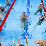 Cseh László úszótársai körében, amikor 2021-ben lezárta 19 éven át tartó pályafutását.