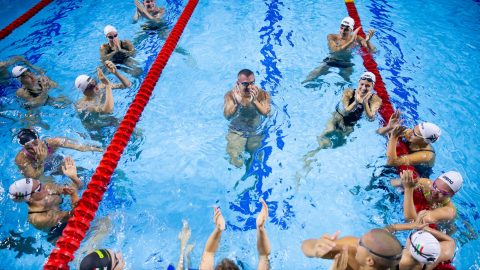 Cseh László úszótársai körében, amikor 2021-ben lezárta 19 éven át tartó pályafutását.