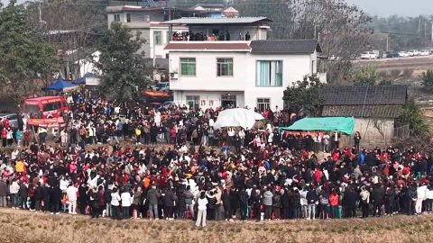 Egy kínai segítséget kért a közösségi médiában két disznó levágásához. Végül több ezren segítettek, mulatoztak két napon át.