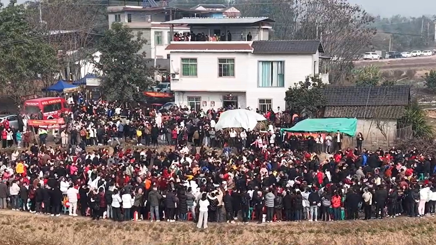 Egy kínai segítséget kért a közösségi médiában két disznó levágásához. Végül több ezren segítettek, mulatoztak két napon át.