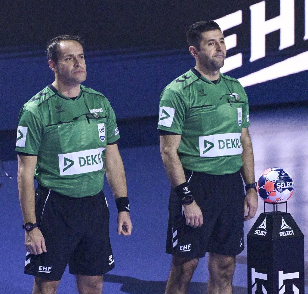 Dimitar Mitrevski (j) és Blagojche Todorovski játékvezetõk.