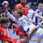 Imre Bence (b) és Sipos Adrián (k, hátul), valamint az izlandi Gísli Kristjánsson (k)