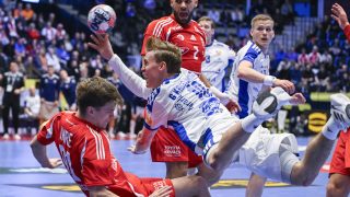 Imre Bence (b) és Sipos Adrián (k, hátul), valamint az izlandi Gísli Kristjánsson (k)