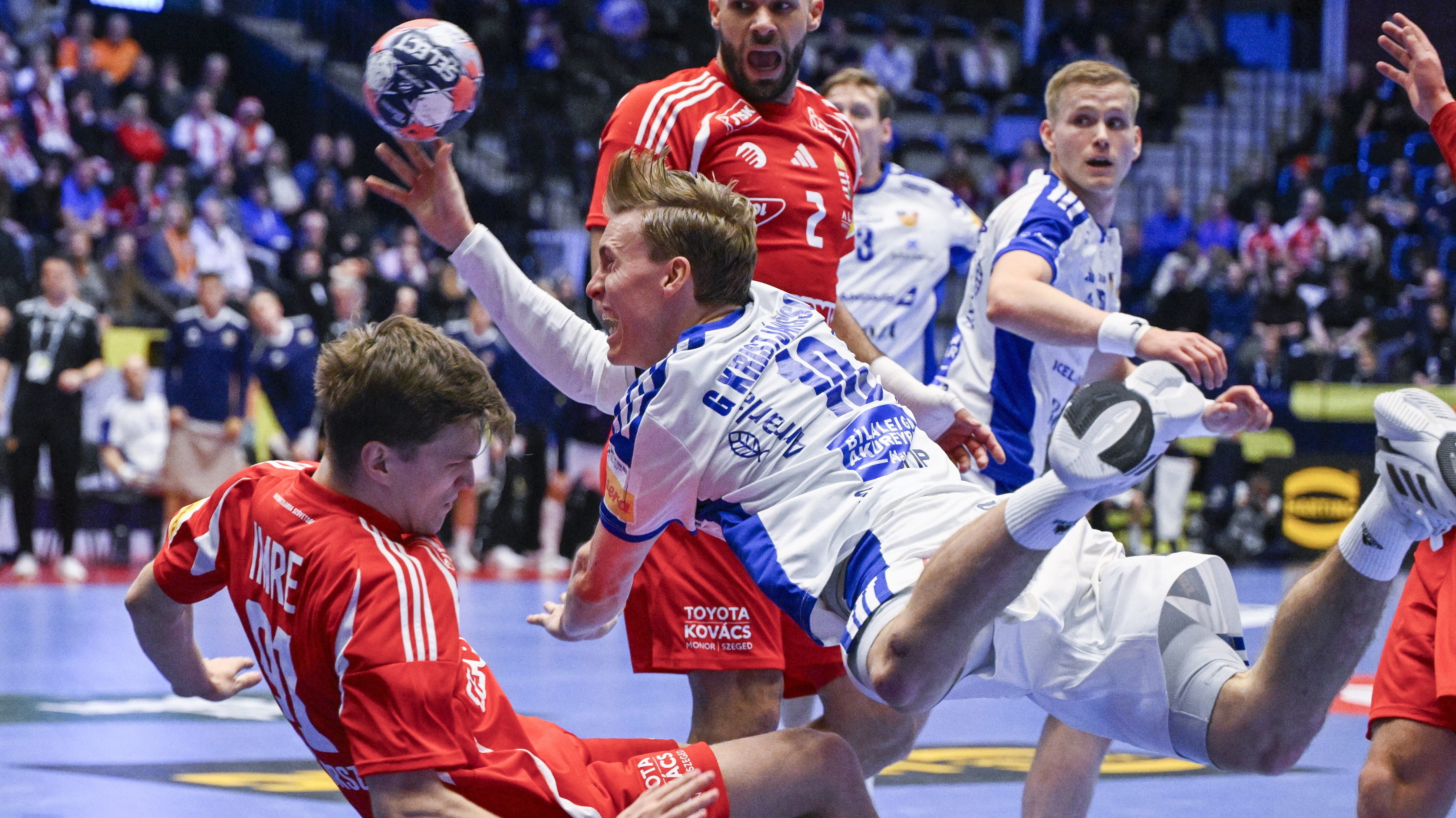 Imre Bence (b) és Sipos Adrián (k, hátul), valamint az izlandi Gísli Kristjánsson (k)