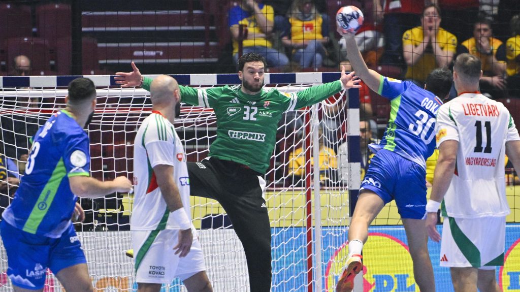 Palasics Kristóf kapus (k) és a szlovén Tim Cokan 