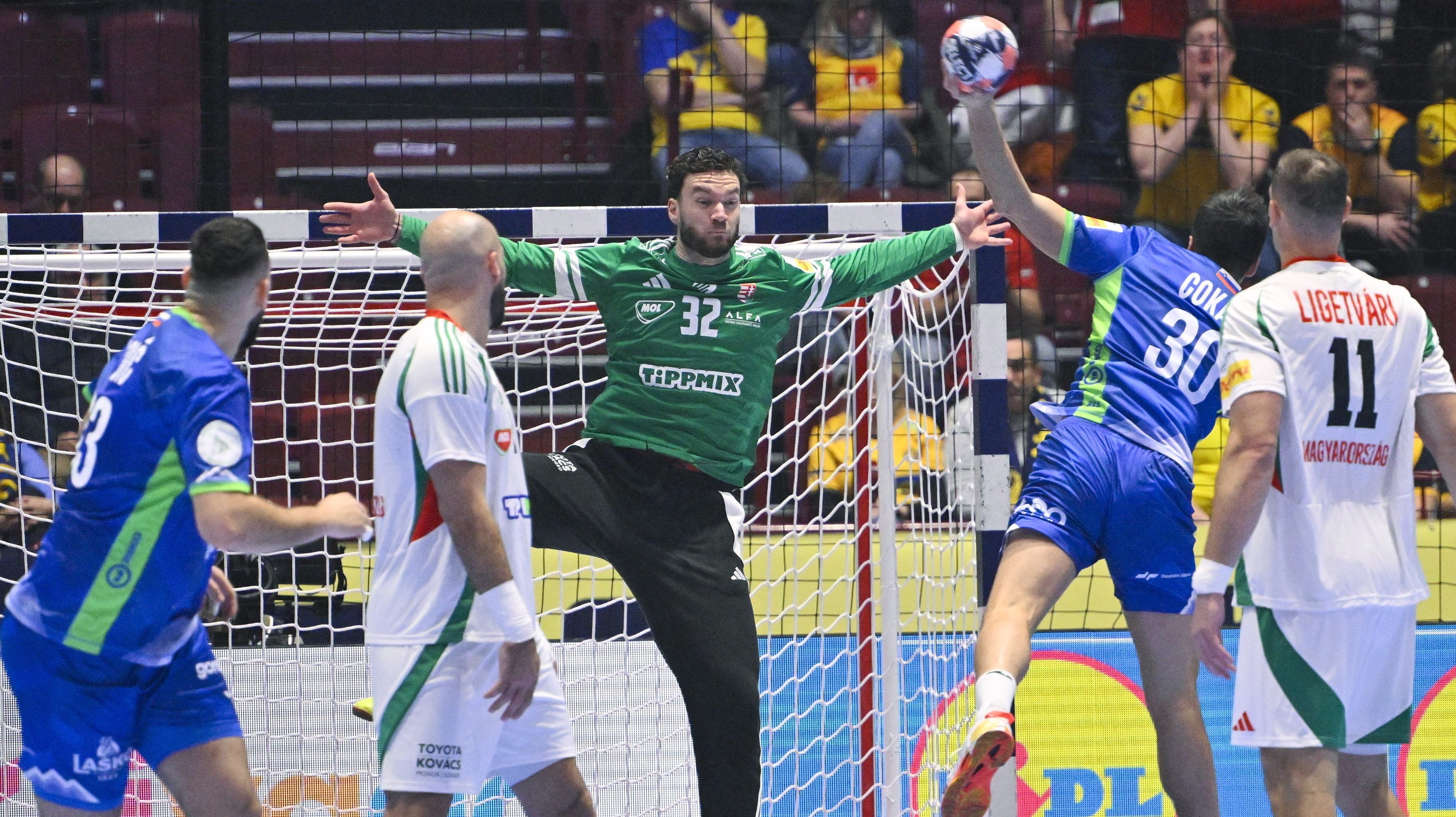 Palasics Kristóf kapus (k) és a szlovén Tim Cokan