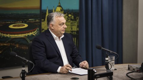 Budapest, 2025. november 21. A Miniszterelnöki Kommunikációs Fõosztály által közreadott képen Orbán Viktor miniszterelnök interjút ad a Jó reggelt, Magyarország! címû mûsorban a Kossuth rádió óbudai stúdiójában 2025. november 21-én.