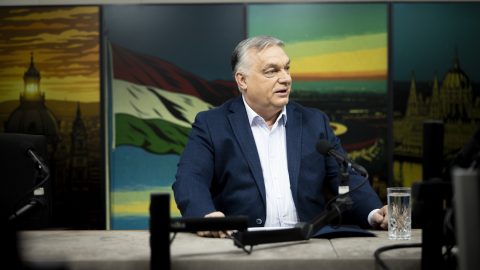 Budapest, 2026. január 30. A Miniszterelnöki Kommunikációs Főosztály által közreadott képen Orbán Viktor miniszterelnök interjút ad a Kossuth rádió Jó reggelt, Magyarország! című műsorában a közmédia óbudai stúdiójában 2026. január 30-án. MTI/Miniszterelnöki Kommunikációs Főosztály/Fischer Zoltán