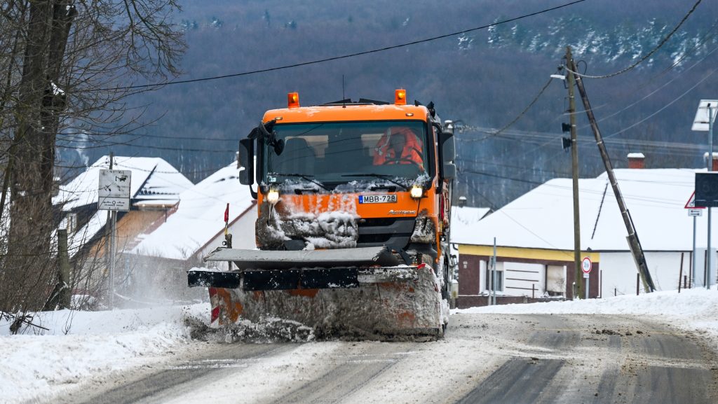 Közölték, ilyen a főutak állapota a nagy havazás után