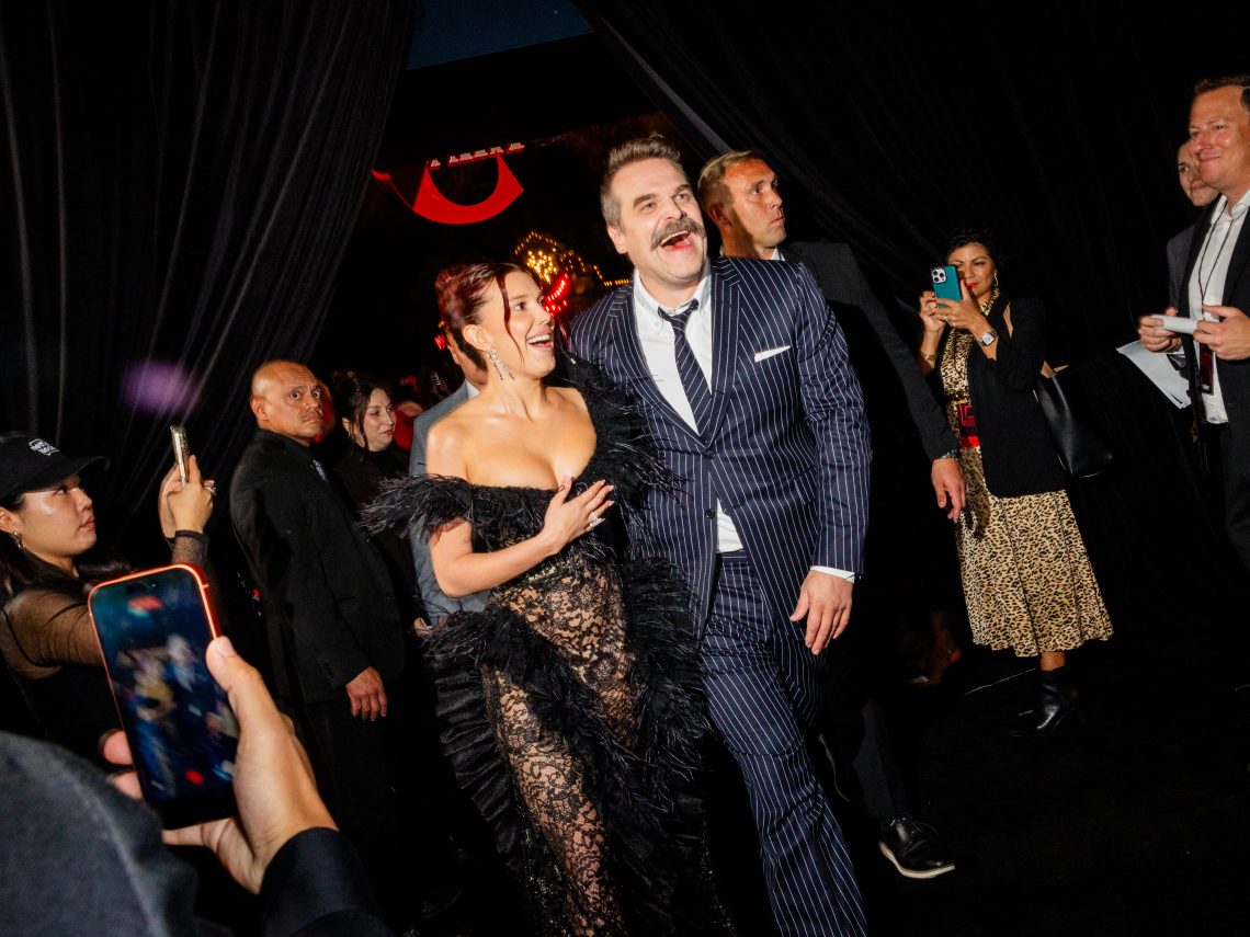 David Harbour és Millie Bobby Brown egymást átkarolva mosolyognak a Stranger Things premierjén