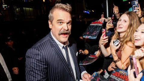 David Harbour autogramot ad a Stranger Things premierjén