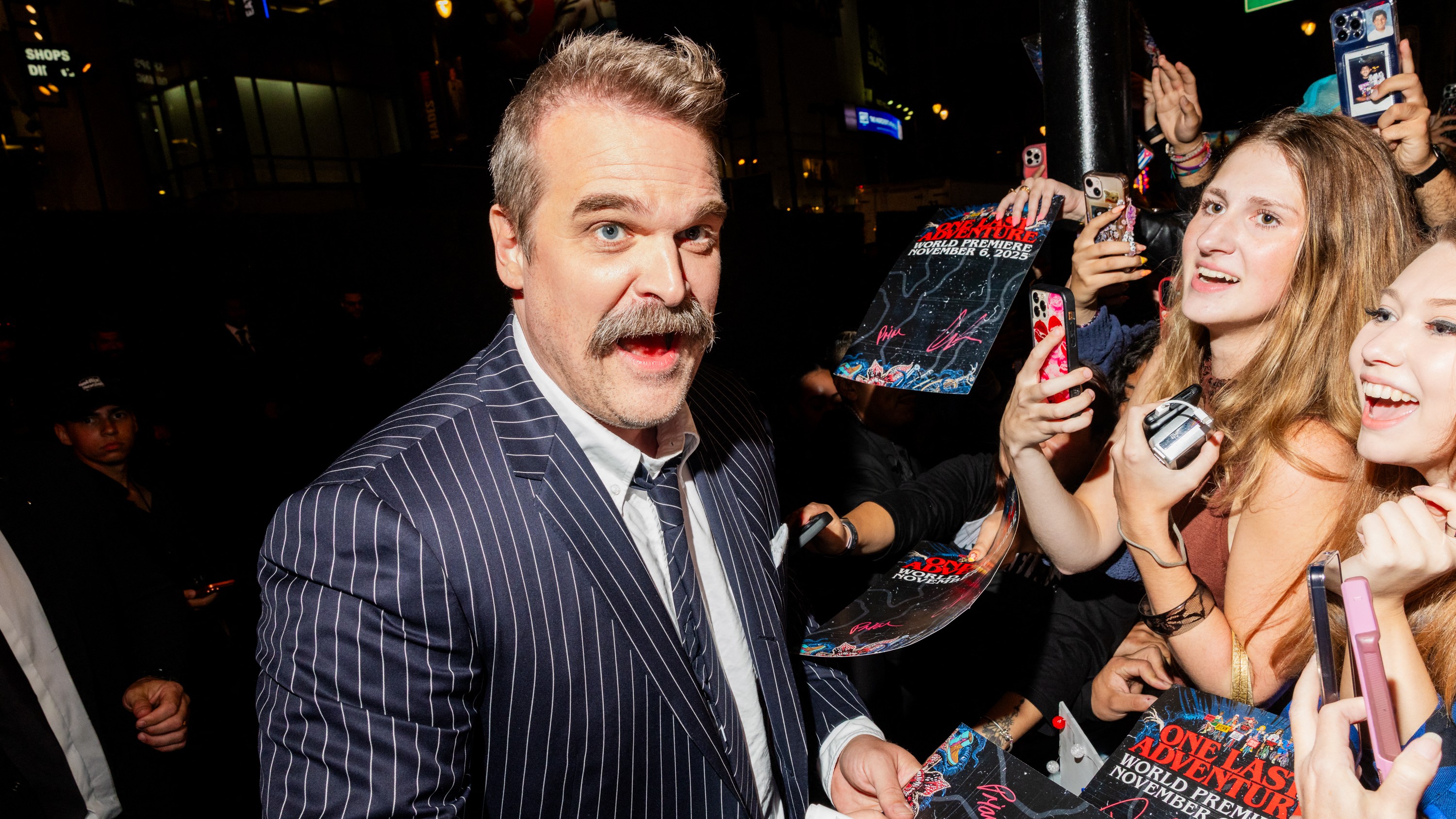 David Harbour autogramot ad a Stranger Things premierjén