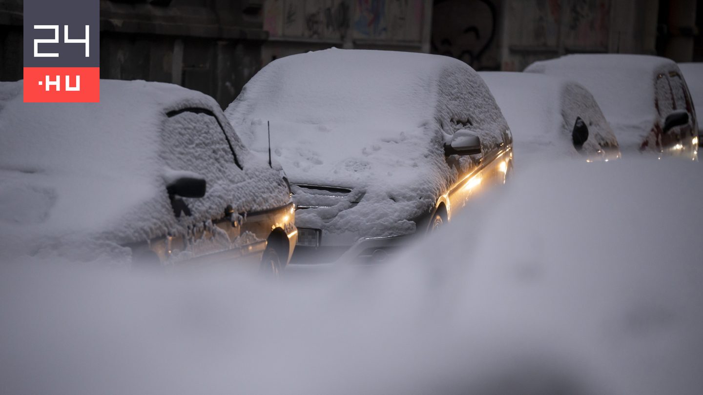 A szakképzésben részt vevő diákok segítenek a hóeltakarításban