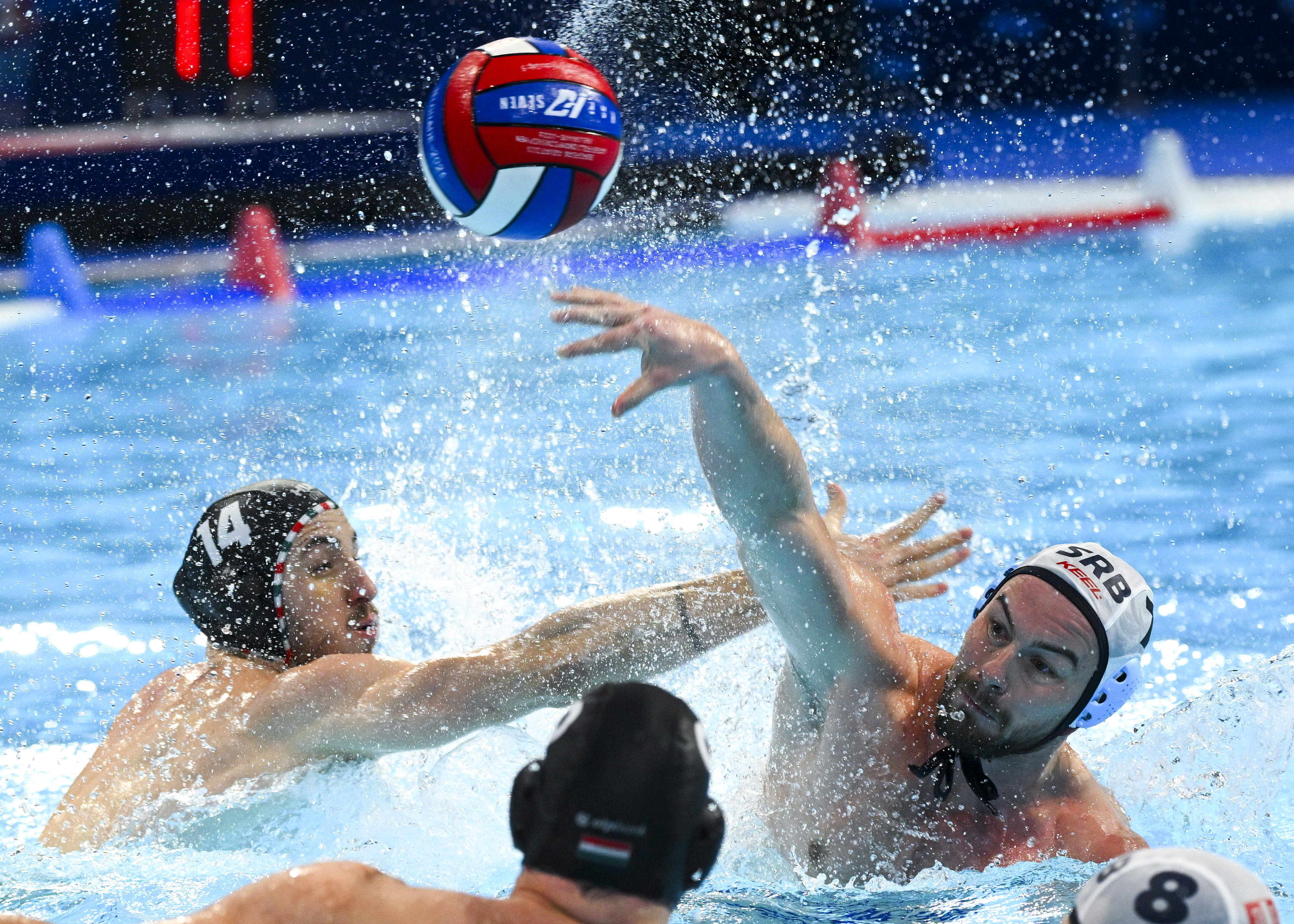 Vismeg Zsombor (b) és a szerb Radomir Drasovic.