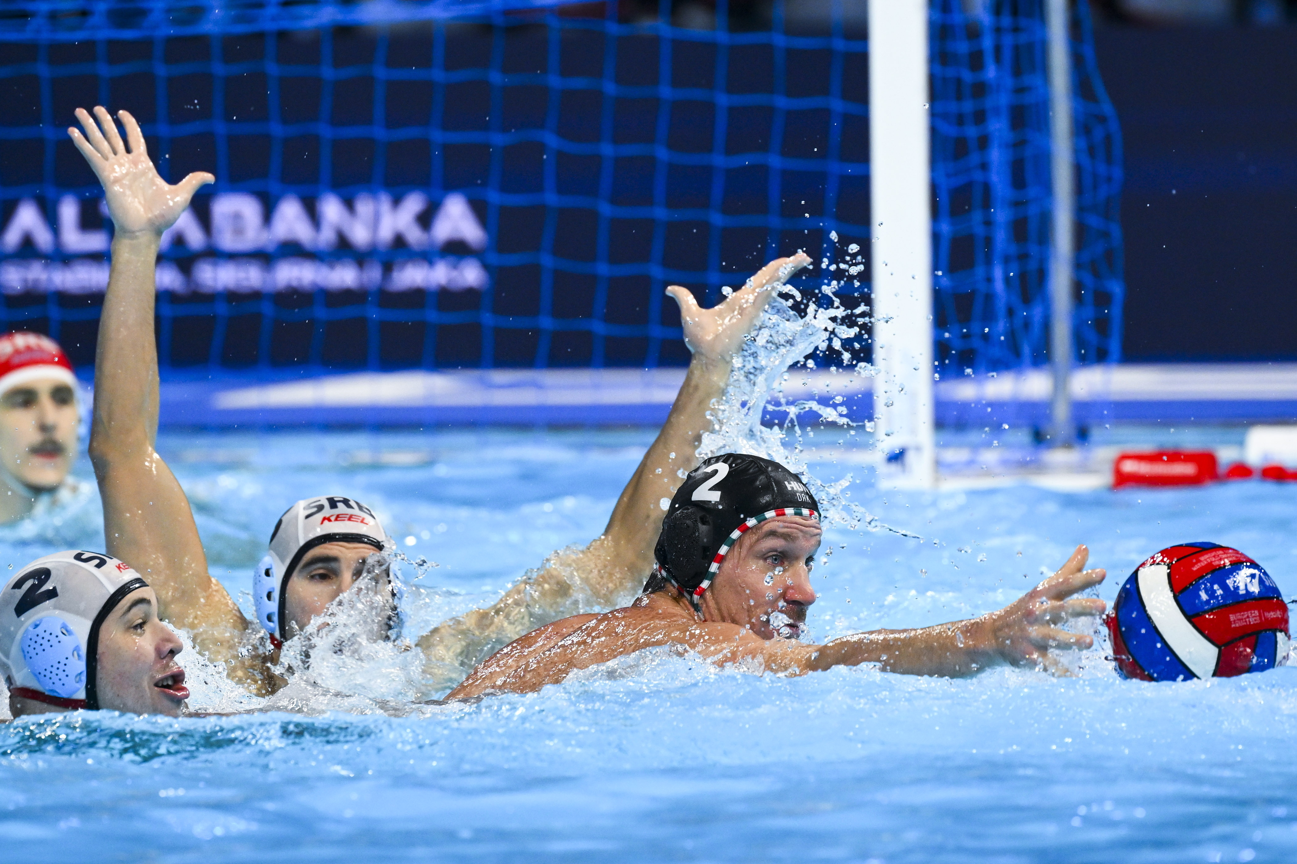 Angyal Dániel (j), valamint a szerb Dusan Mandic (b) és Strahinja Rasovic.