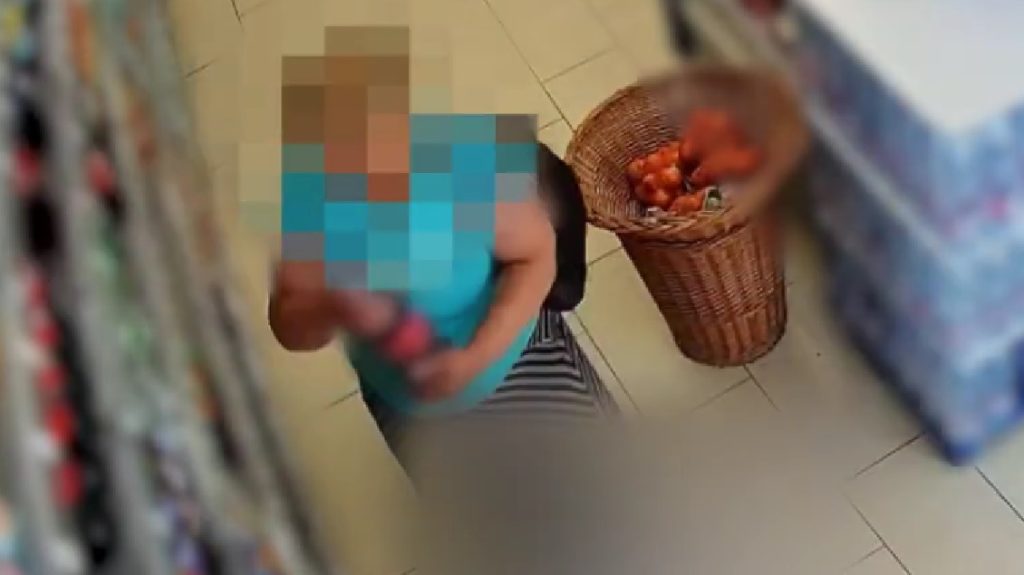 Kenyeret és kólát lopott egy dédmama és egy nagymama a nyolcéves unokájával – videó