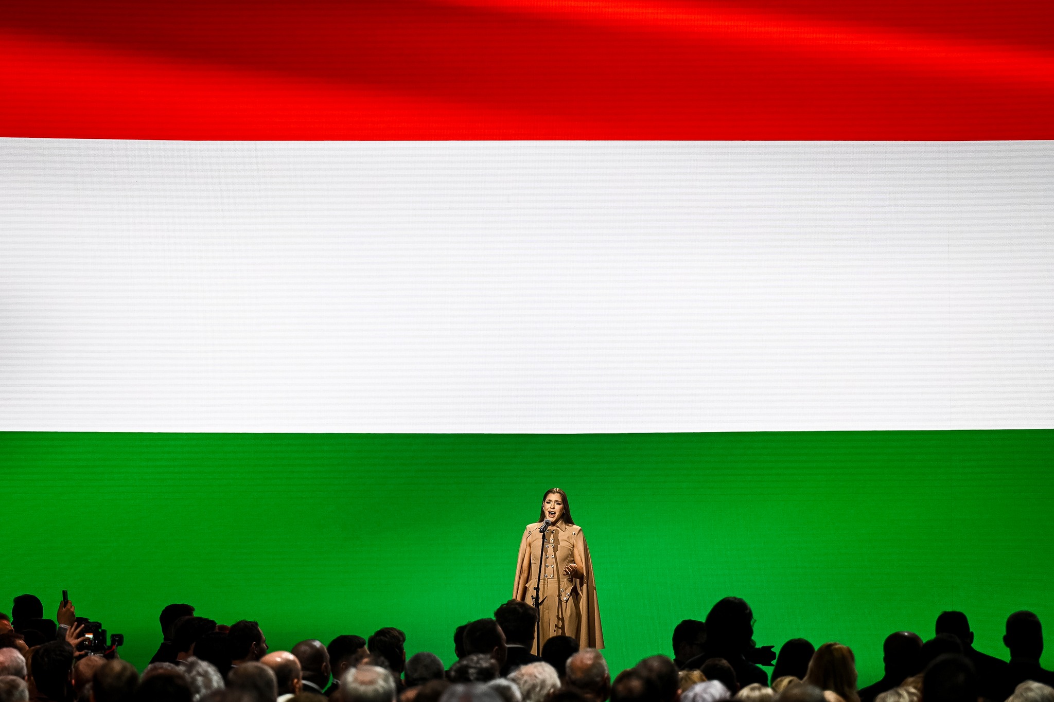 Tóth Gabi a Rocky főcímdalával nyitotta a Fidesz-kongresszust, majd a Himnuszt is elénekelték 1