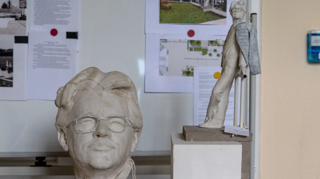 Ilyen lehet Sütő András szobra, ősszel már fel is állítanák Marosvásárhelyen