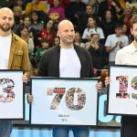 A válogatottságtól visszavonult Ancsin Gábort, Balogh Zsoltot és Lékai Mátét (b-j) köszöntik.