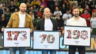 A válogatottságtól visszavonult Ancsin Gábort, Balogh Zsoltot és Lékai Mátét (b-j) köszöntik.