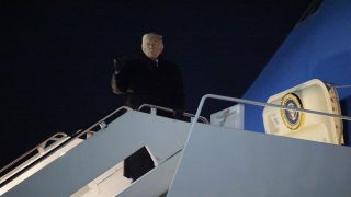 Donald Trump felszáll az Air Foce One-ra.