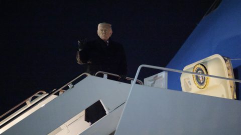 Donald Trump felszáll az Air Foce One-ra.