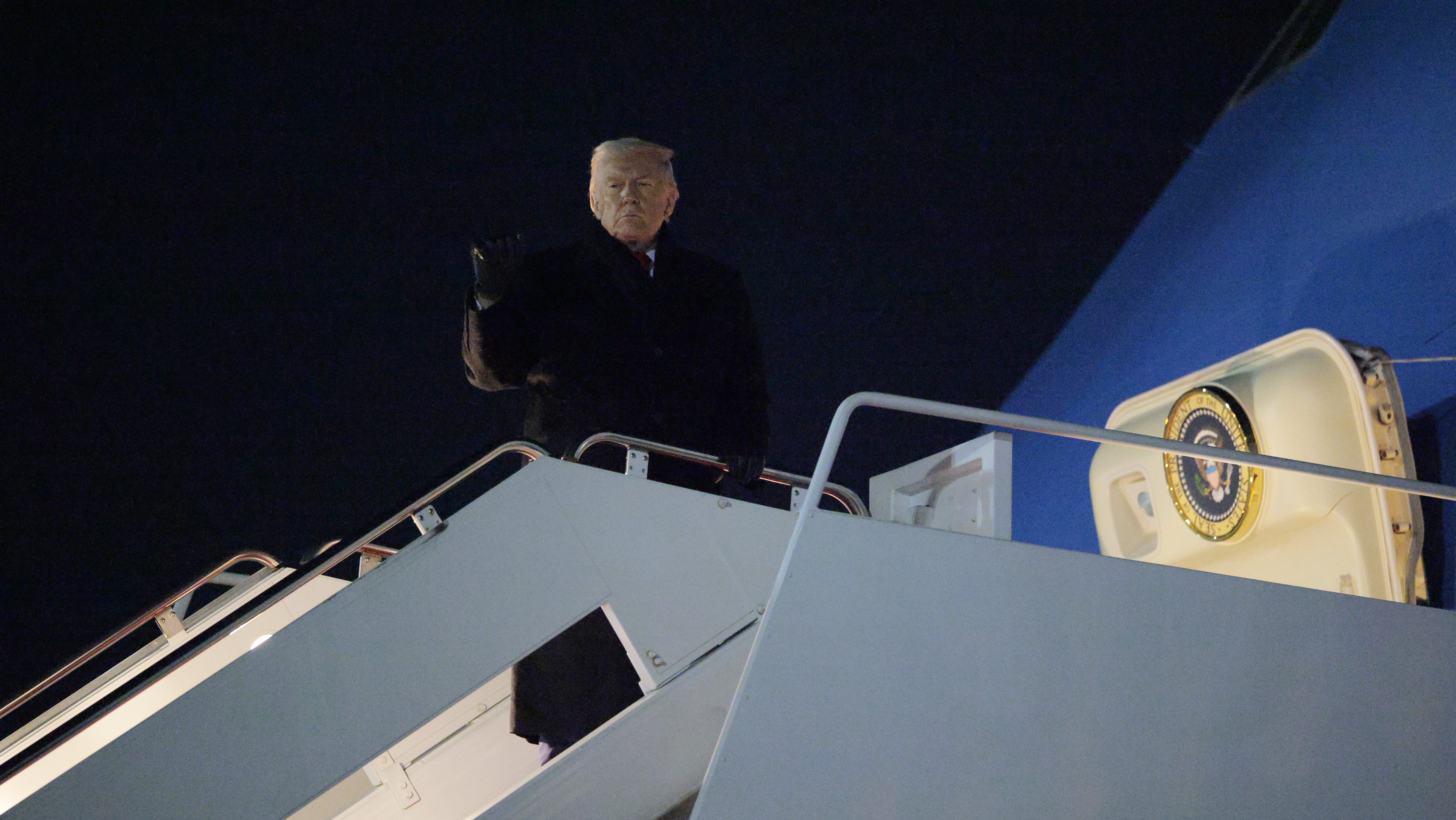 Donald Trump felszáll az Air Foce One-ra.