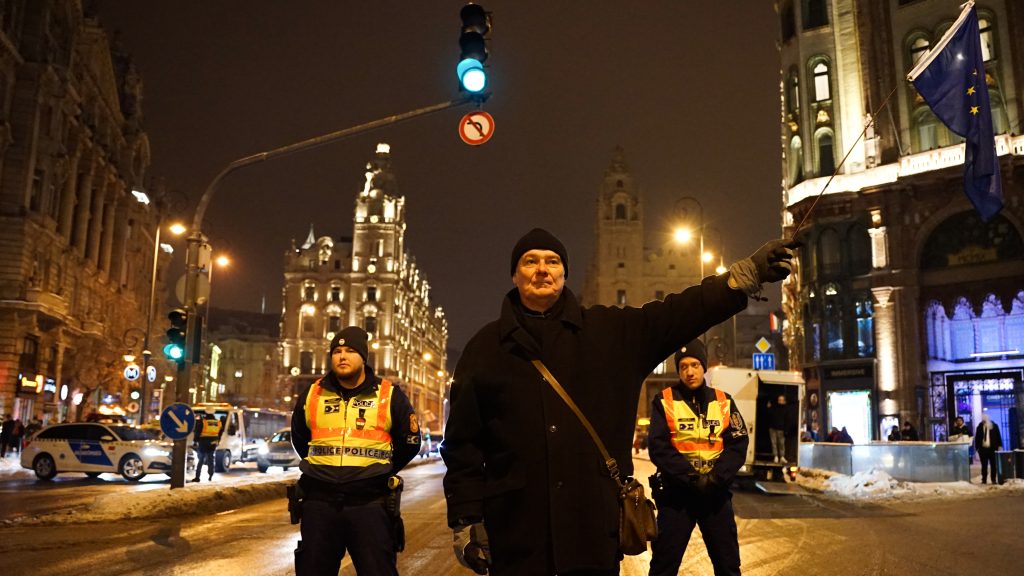 Így tüntettek Hadházy Ákosék zebrás lufival a metsző hidegben – galéria