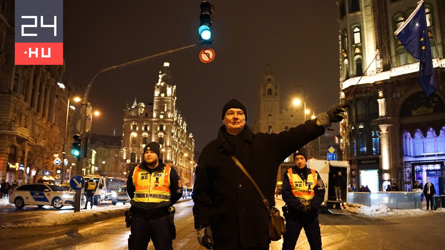 Így tüntettek Hadházy Ákosék zebrás lufival a metsző hidegben – galéria